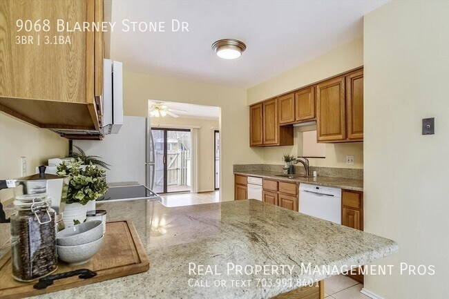 Foto del edificio - 2400 Finished Sq Ft. End Unit TH!  Loads o...