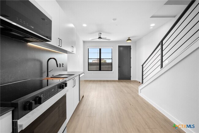 Foto del edificio - 634 Central Pkwy