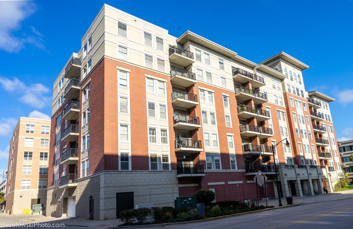 Downtown Des Plaines :) - 656 Pearson St