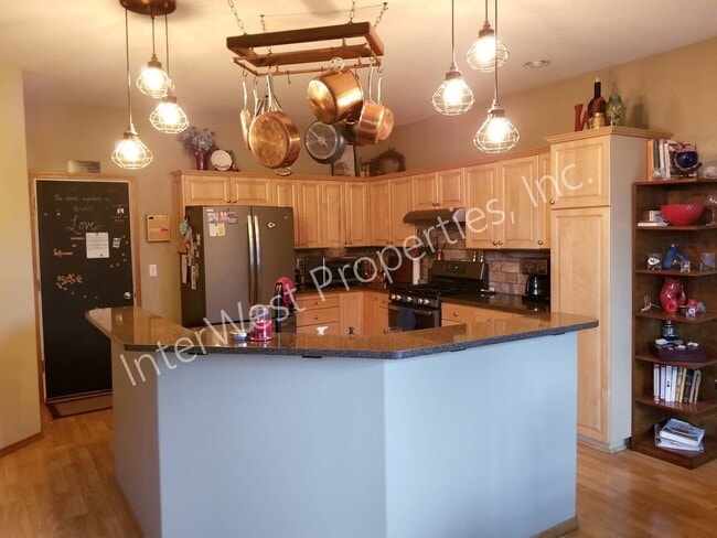 Building Photo - Large 3 Bed 2.5Ba Vancouver Beauty W/ Gas Fireplace, Dog Run, Fenced Yard & So Much More!