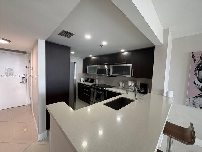 Building Photo - 1717 N Bayshore Dr