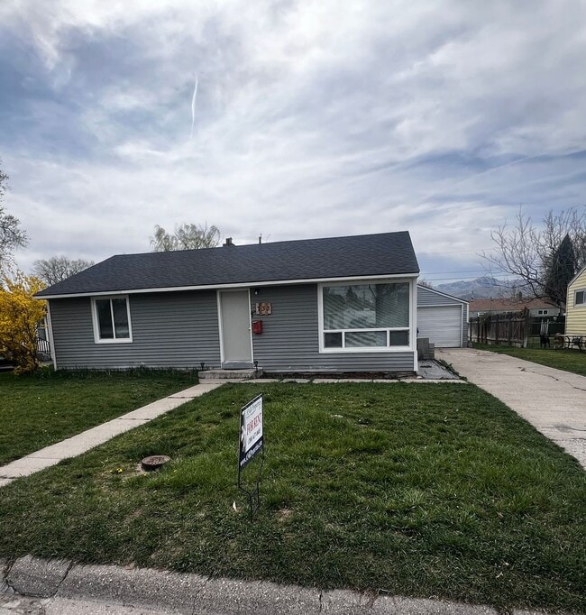 Building Photo - 733 Balsam St