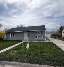 Building Photo - 733 Balsam St