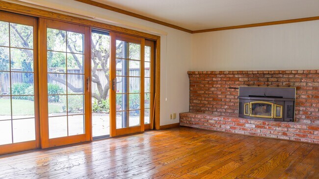 Foto del edificio - 805 Forest Ridge Dr