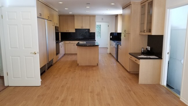 Cocina con refrigerador y Subzero; Congelador - 9031 Alto Cedro Dr