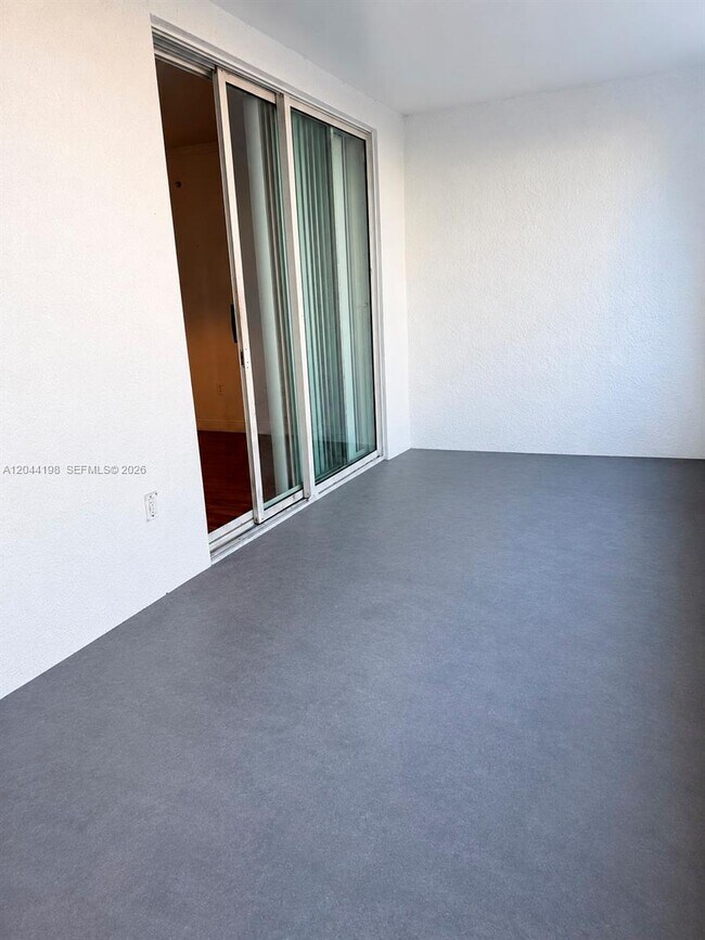 Foto del edificio - 17145 N Bay Rd