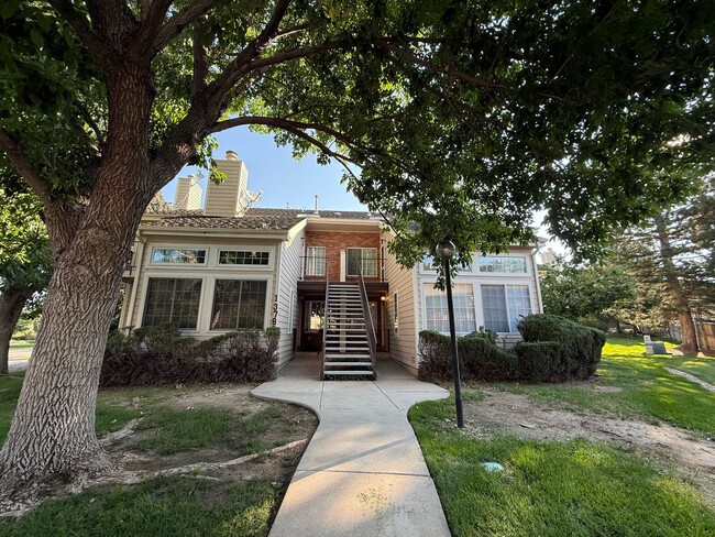 Bright & Spacious Main Floor Condo in Aurora - Bright & Spacious Main Floor Condo in Aurora