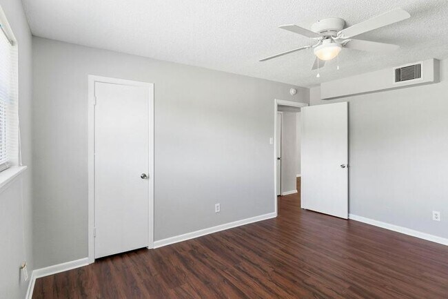Building Photo - 932 7th Ave N