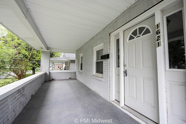 Building Photo - "Charming 2-Bedroom Home with Gleaming Har...