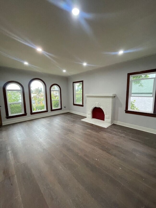 Foto del edificio - Stunning 4 bedroom 3 bath