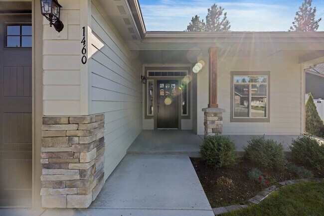 Building Photo - 1460 Chestnut Wy