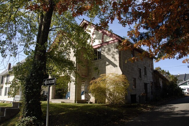 Building Photo - 611 N Washington St