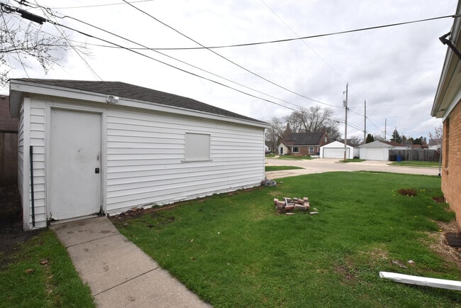 Building Photo - 3115 Lasalle St