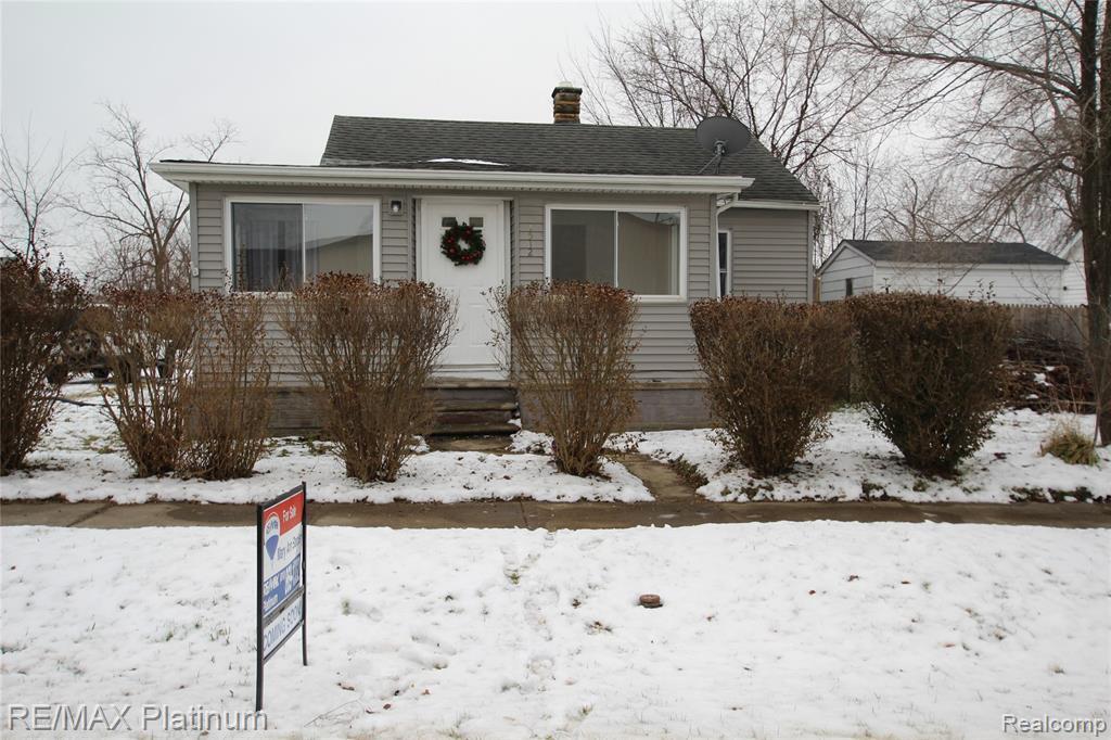 1512 E Parkwood Ave, Burton, MI 48529 House for Rent in Burton, MI