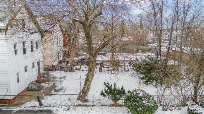 Building Photo - 296 Peck St