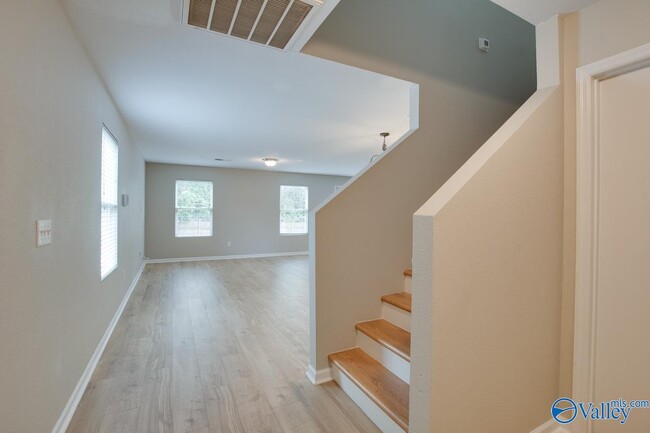 Building Photo - 102 Whitestone Dr NE