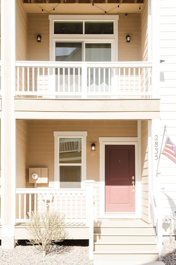 Primary Photo - Nice, Clean 2 bedroom townhome with 2 prim...
