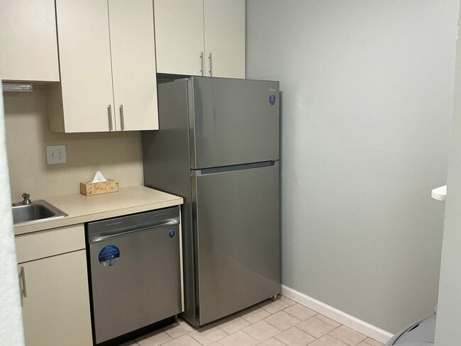 Building Photo - Heat & Hot Water Included 1st Floor Condom...