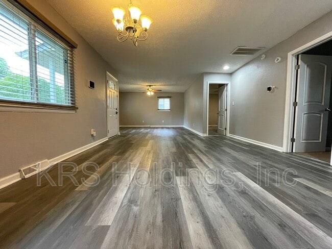 Building Photo - 9 Kingslee Ln