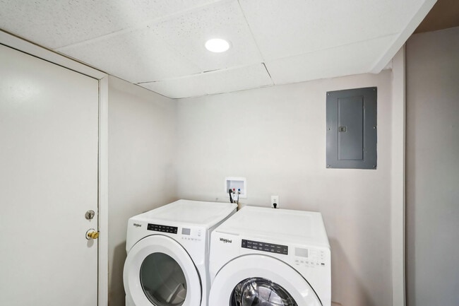 Building Photo - Columbus Crossing Townhomes