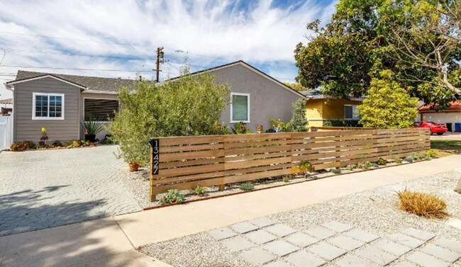 Foto del edificio - Beautiful 3 BEDROOM 2 BATH in Hawthorne with Garage. 1/2 off the 1st month of rent on OAC.