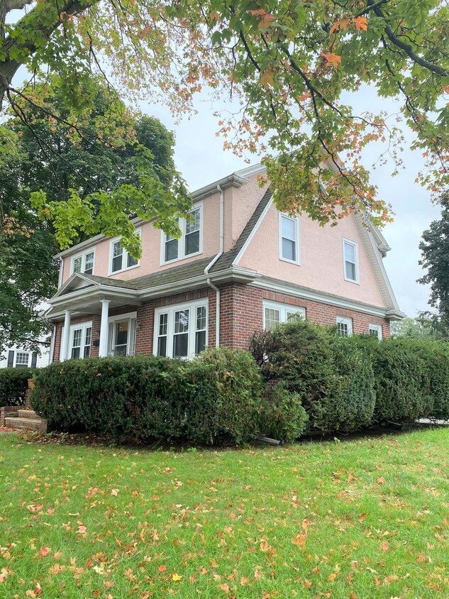 Foto principal - 364 Auburndale Ave