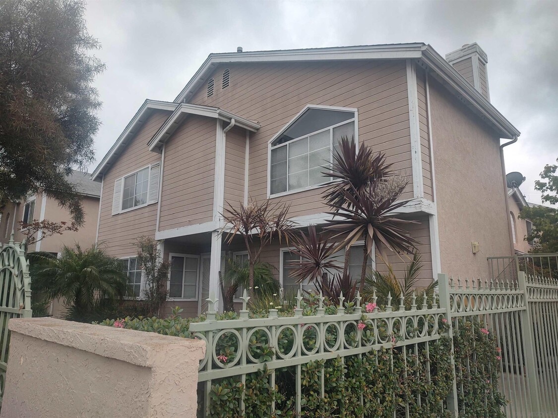 Building Photo - 4111 Poplar St