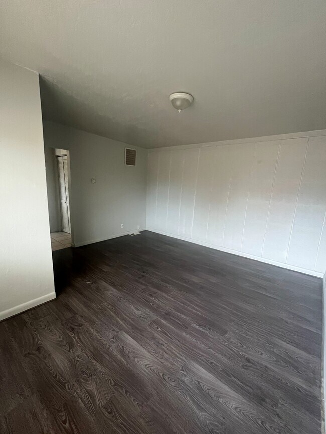 Building Photo - Apartment Near Downtown Salt Lake!