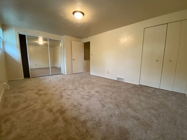 Foto del edificio - Wonderful 2BR Townhome in Plum! Central A/C, Garage and Front Yard!!