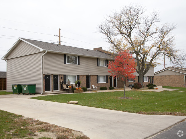 Building Photo - Colonial Village