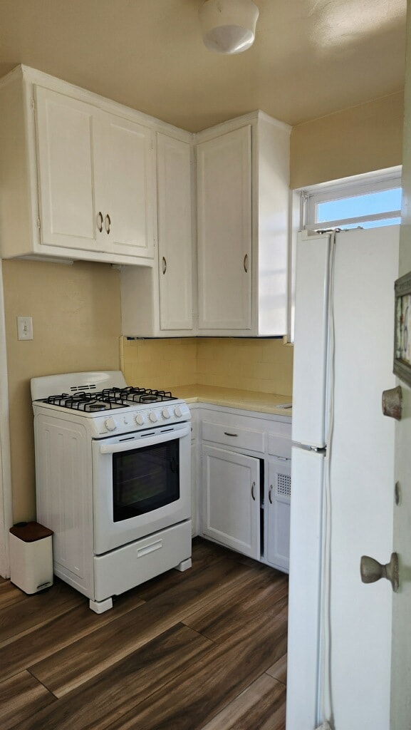 kitchen - 618 N Juanita Ave