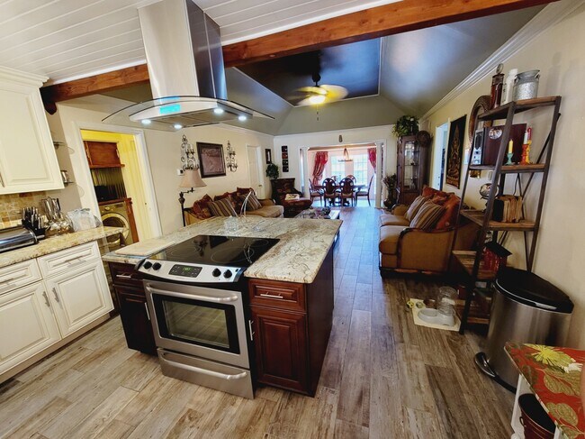 Building Photo - 1020 Villa Ln