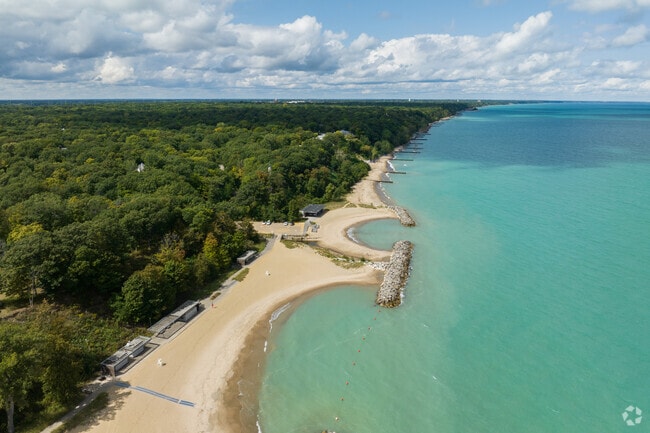 Just south of Highwood, Rosewood Beach offers Lake Michigan access for relaxed summer outings.