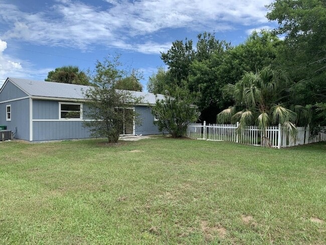 Building Photo - 1838 SE North Buttonwood Dr