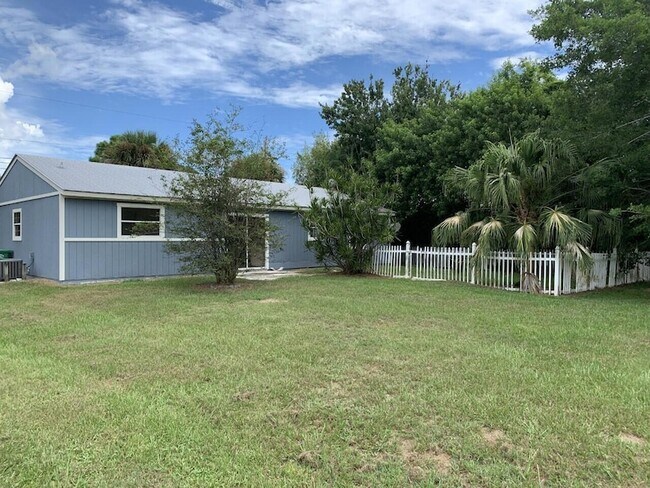 Building Photo - 1838 SE North Buttonwood Dr