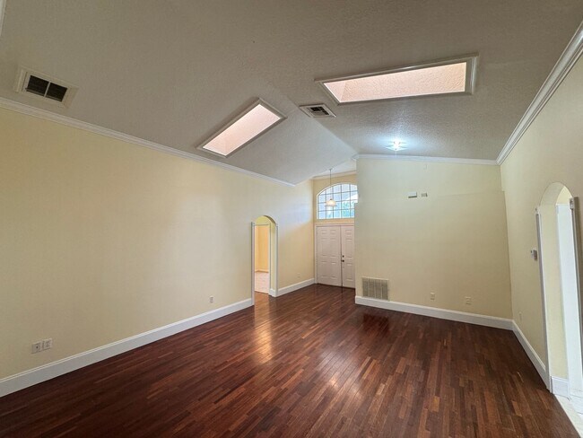 Building Photo - 3 Bedroom/2 Bathroom Beautiful Home in Kissimmee Hardwood floors