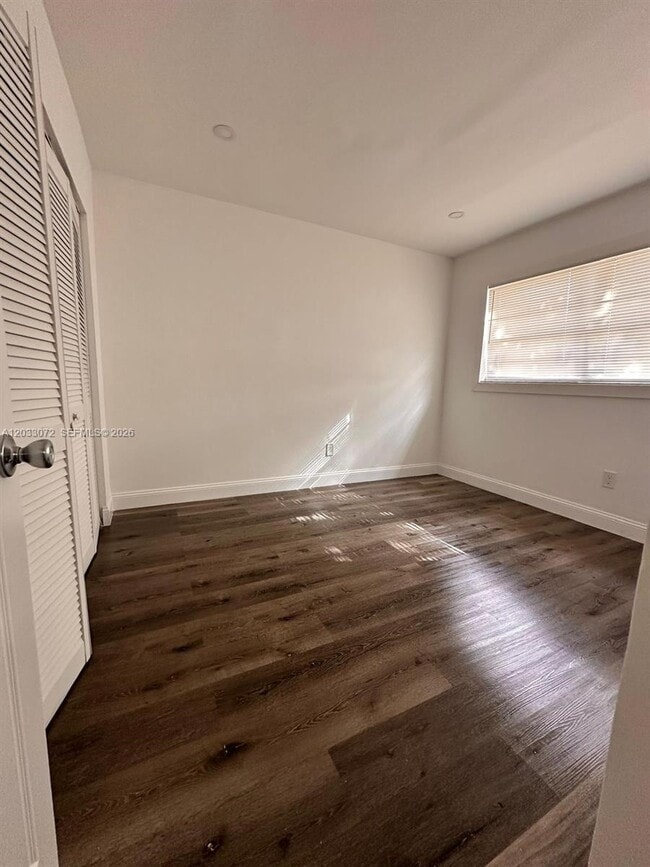 Building Photo - 5540 SW 38th Ct