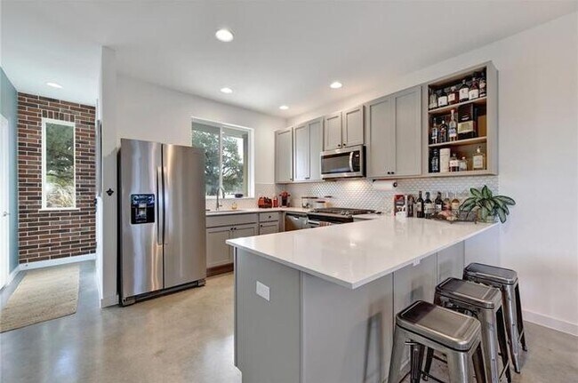 Building Photo - 801 N Bluff Dr