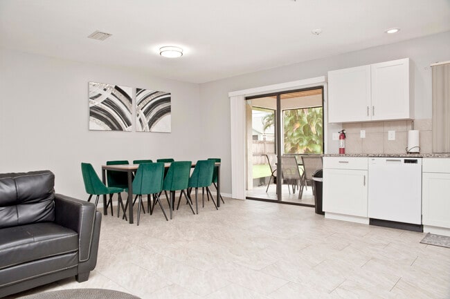 Foto del edificio - 722 SE Thanksgiving Ave