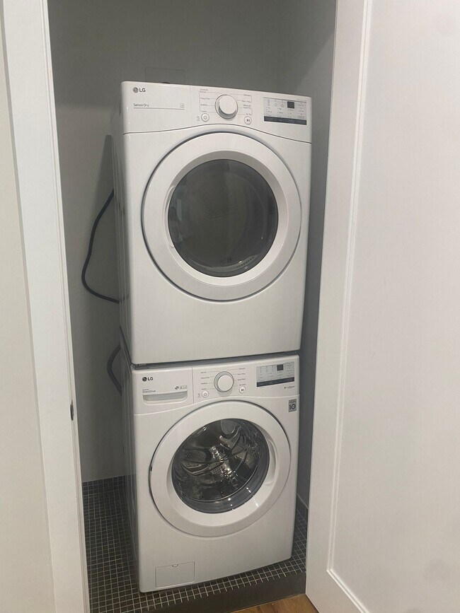 Building Photo - 1475 Greene Ave