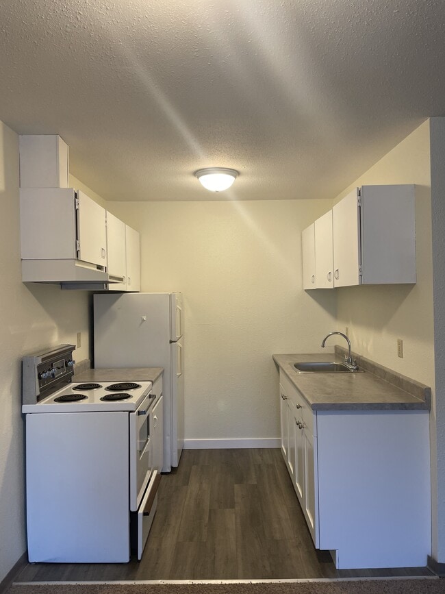 Building Photo - 8604-8687 87 Ave