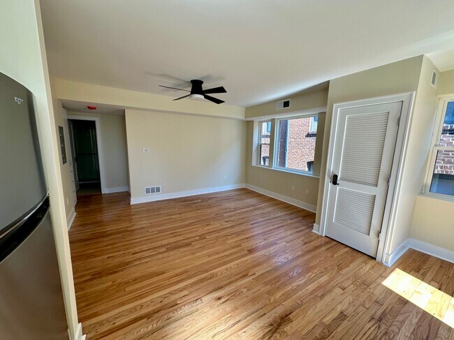 HERMOSOS PISOS DE MADERA - 6252 Southwood Ave.
