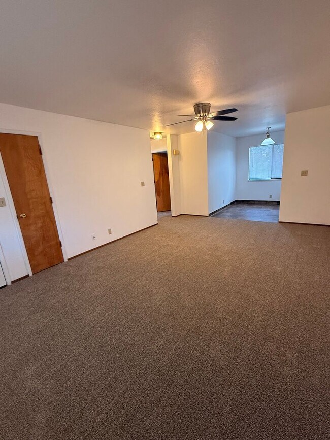 Building Photo - 965 Cyndi Cir