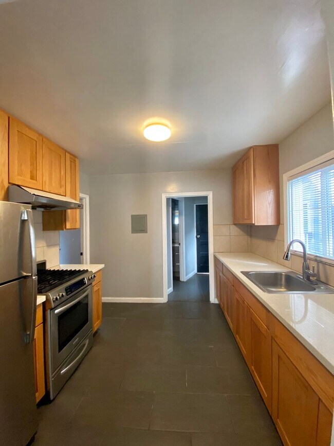 Building Photo - 3 bedroom/2 bath unit in Chinatown! Privat...