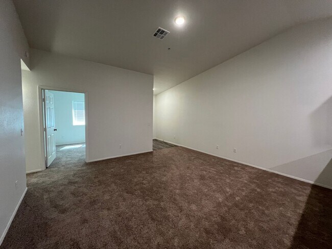 Building Photo - 3 BEDROOM IN DESERT SKY!