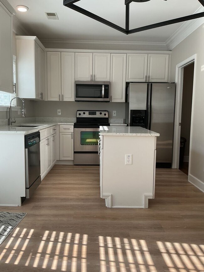 Foto del edificio - Beautiful 3 Bedroom, 2.5 Bath Townhouse in...