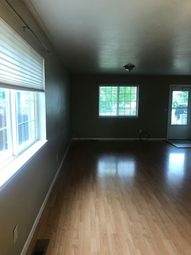 Building Photo - Conveniently located Townhome