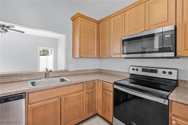 Building Photo - 6091 Lakefront Dr