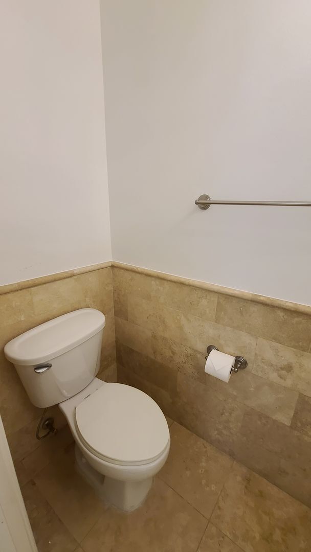 Foto del edificio - 2 Story custom home located in guard gated...