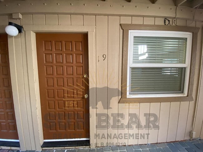 Building Photo - 872 Tanager St